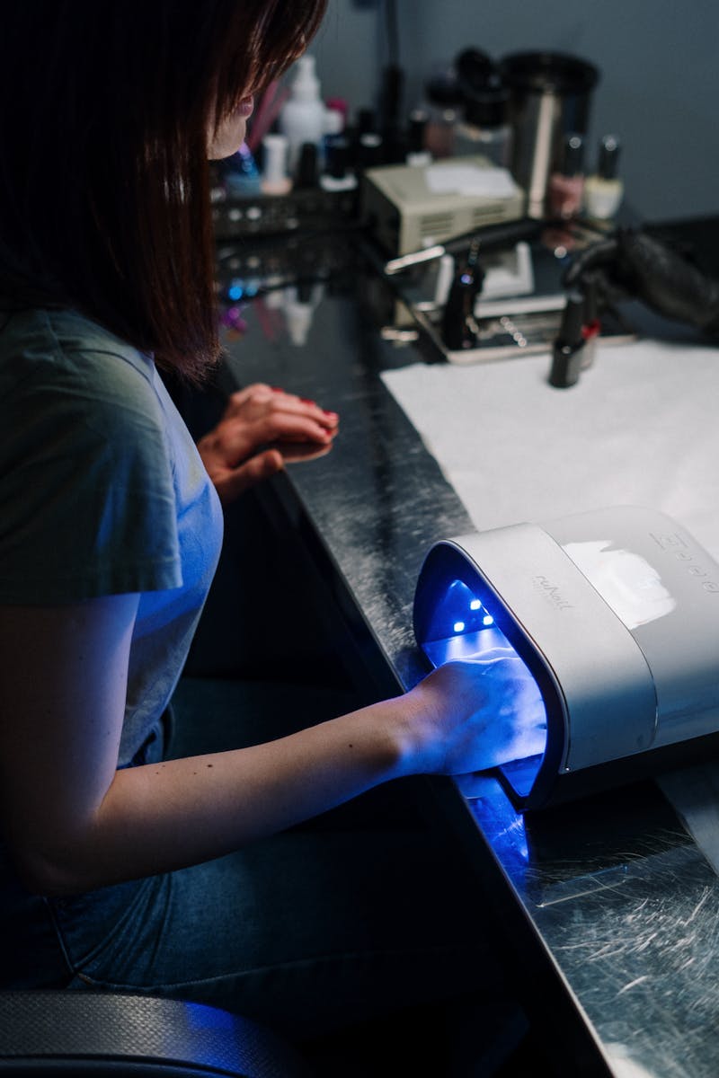 UV curing gel nails